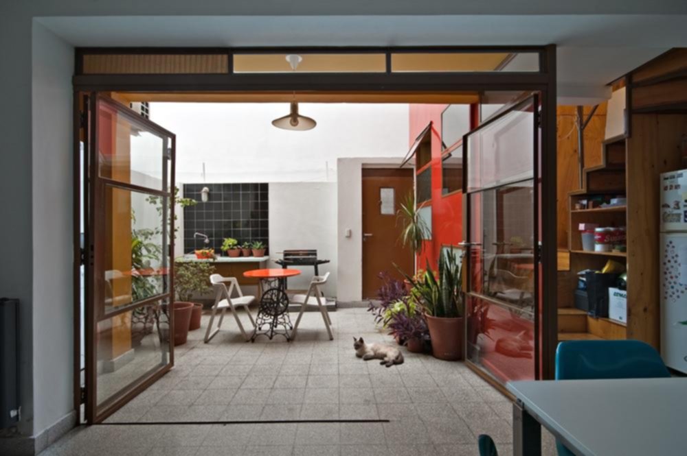 Diseños muy sencillos y ambientes iluminados con amplios ventanales
