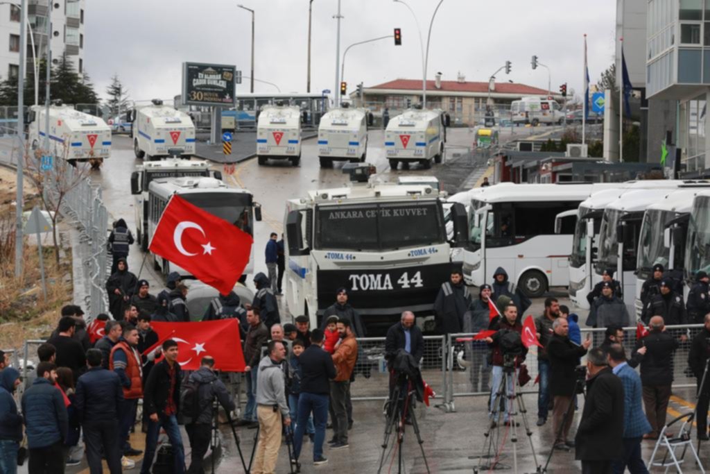 Turquía se enfurece con Holanda tras restricciones a sus ministros