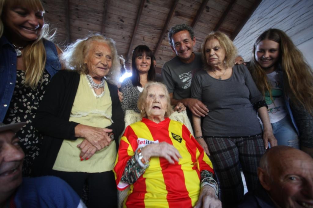 Emotivo festejo por los 102 años de una abuela en Tolosa