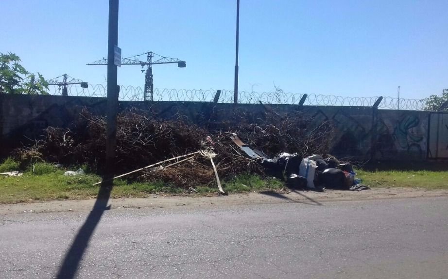Reclamo por basura en la vía pública en Los Hornos