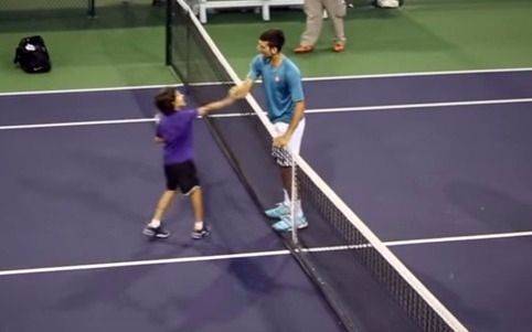 VIDEO: El carisma de siempre: el Nole peloteó con un niño