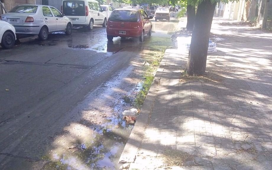 Reclaman arreglo de una pérdida de agua en 117, 36 y 37
