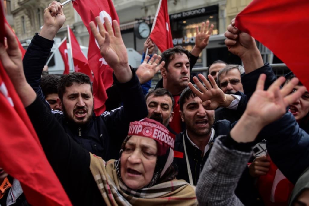 Turquía suspende sus relaciones al más alto nivel con Holanda