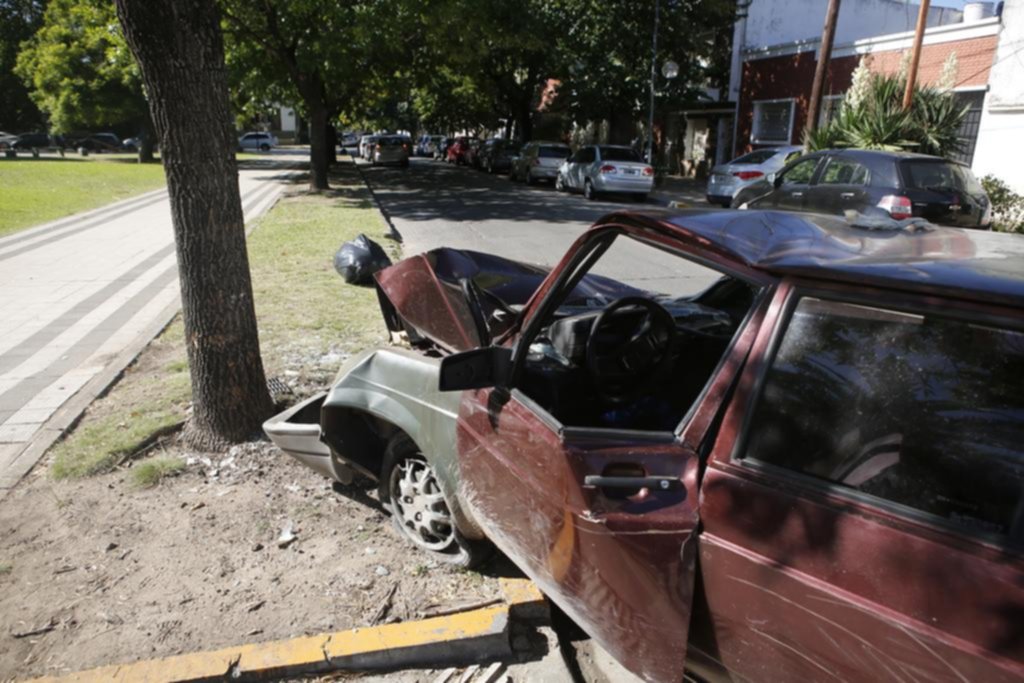 Un auto se subió a la vereda y se estrelló de frente contra un árbol