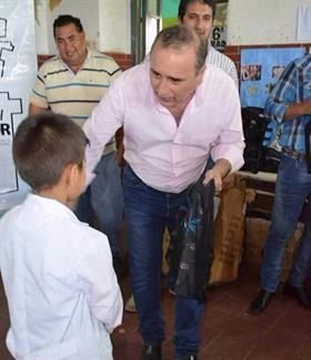 Un municipio santiagueño entregó mochilas escolares con dibujos de marihuana