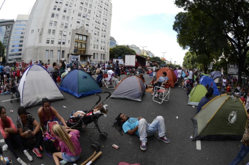 Acampe de agrupaciones sociales en plena 9 de Julio