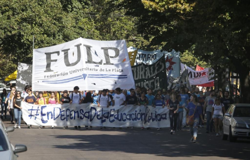 Estudiantes se movilizan por el boleto educativo, comedor y becas