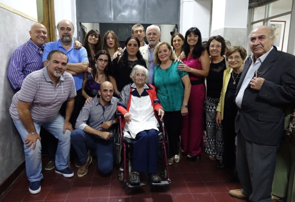 Alicia, la primera docente laica del San Luis, regresó al colegio y festejó 100 años de vocación