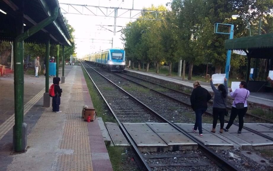 "En el Ministerio de Transporte dicen que es muy caro instalar andenes provisorios"