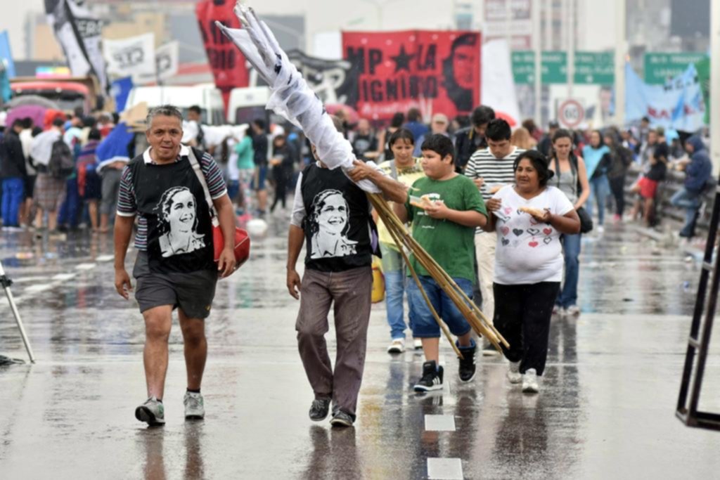Organizaciones sociales levantan protestas tras otro jornada caótica