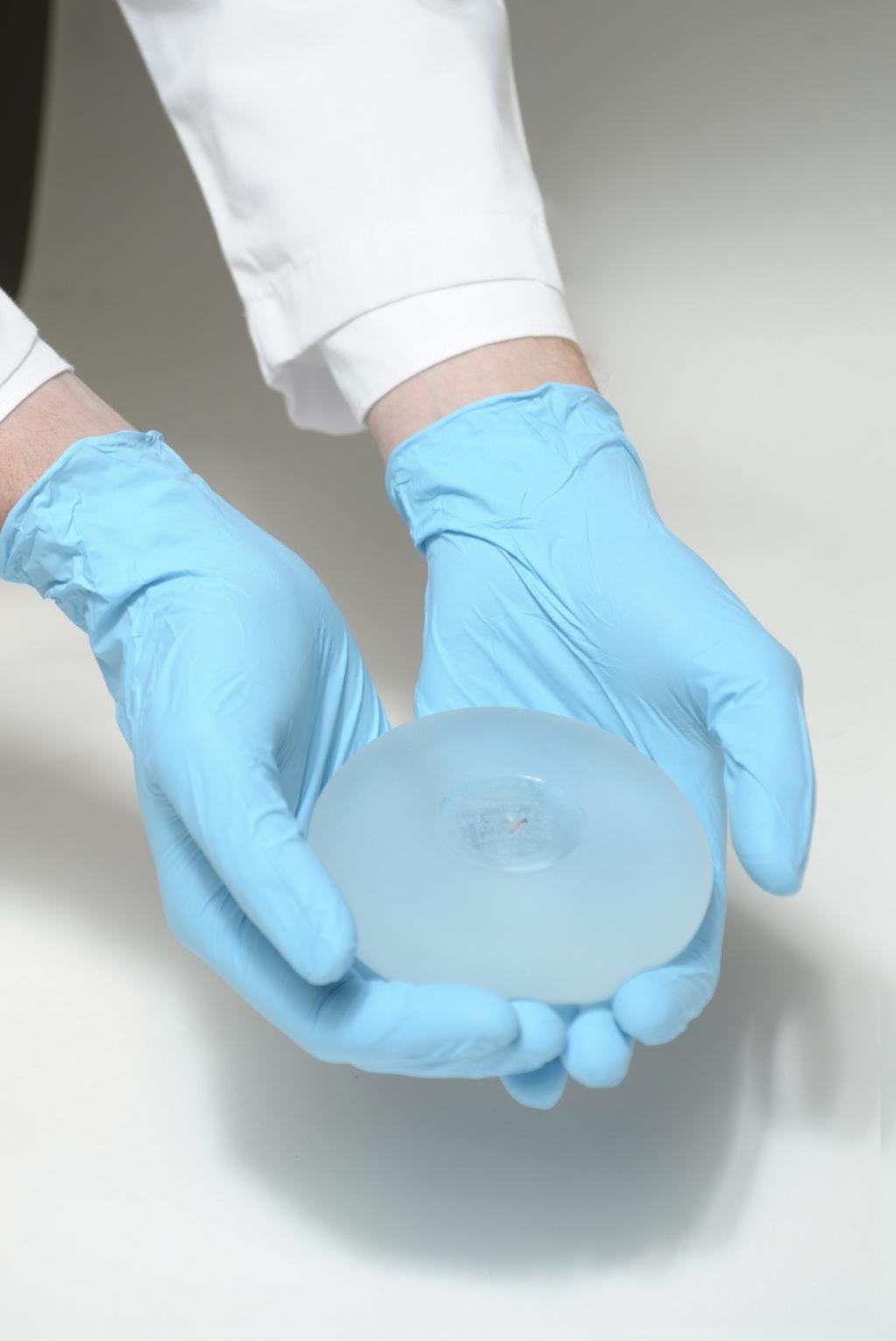 Ahora hacen implantes mamarios con un microchip para su control