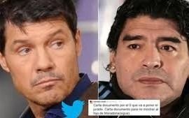 Otra vez: Maradona con los tapones de punta contra Marcelo Tinelli