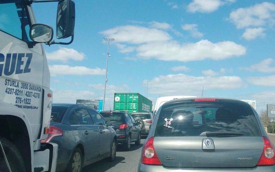 Corte total a la altura de Dock Sud complicó el tránsito en la Autopista 