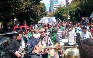 Docentes y estatales marchan frente a Gobernación y el tránsito es un caos