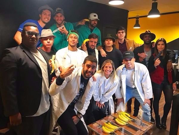 La misteriosa foto que publicó Neymar con armas, jeringas y bananas