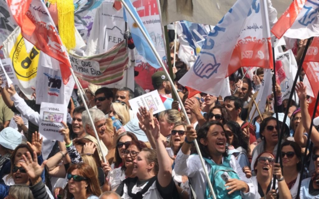 Docentes: uno de los gremios se definió "en paro continuo"