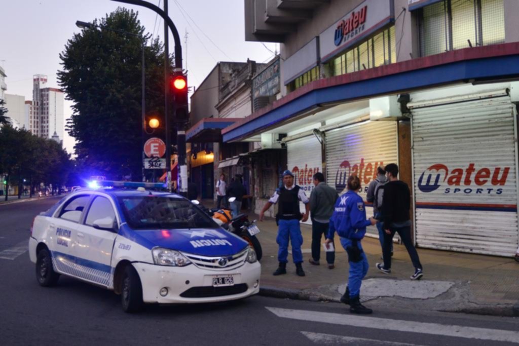 Le gatillaron a una empleada y patearon a una policía en un asalto