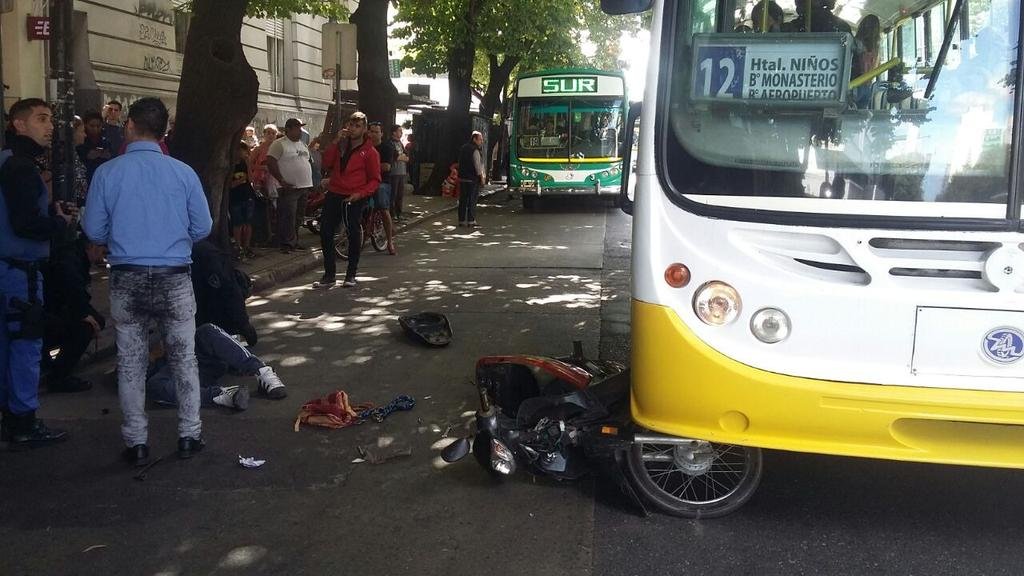 Un micro contra una moto en pleno centro