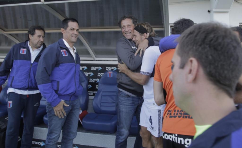 A los abrazos en la previa