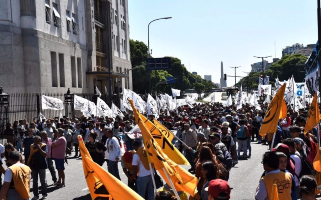 En la UCR afirman que el kirchnerismo  "condiciona" a la CGT y "lidera" los piquetes