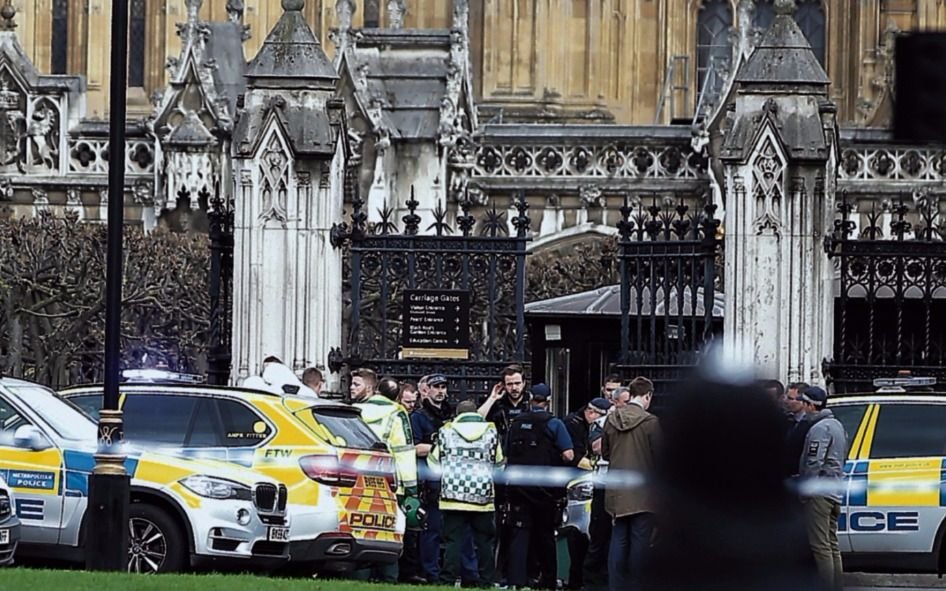 Ataque terrorista frente al Parlamento en Londres: cinco muertos y 40 heridos