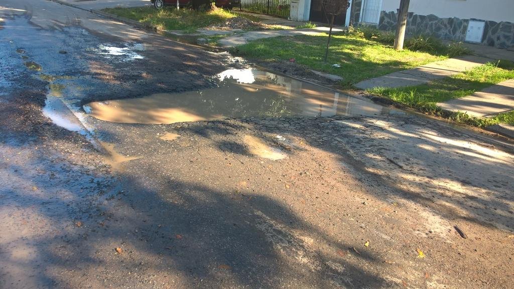 Vecinos de Altos de San Lorenzo reclaman el arreglo de una calle