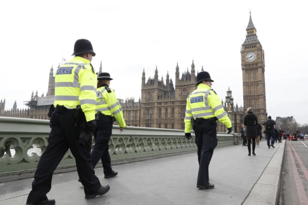 La tradición de los policías británicos sin armas, en el centro del debate