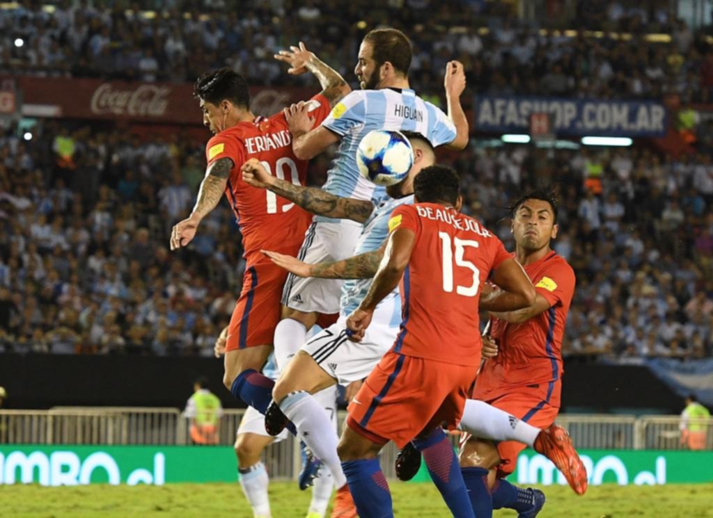 Argentina ganó y respira, pero el juego preocupa como antes