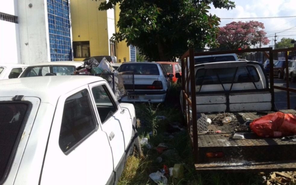 Firman convenio apuntado a la compactación de autos arrumbados en comisarías