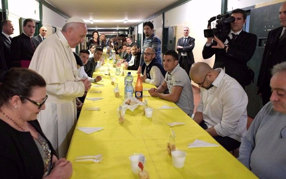 Francisco almorzó con 100 presos en una cárcel de Milán 