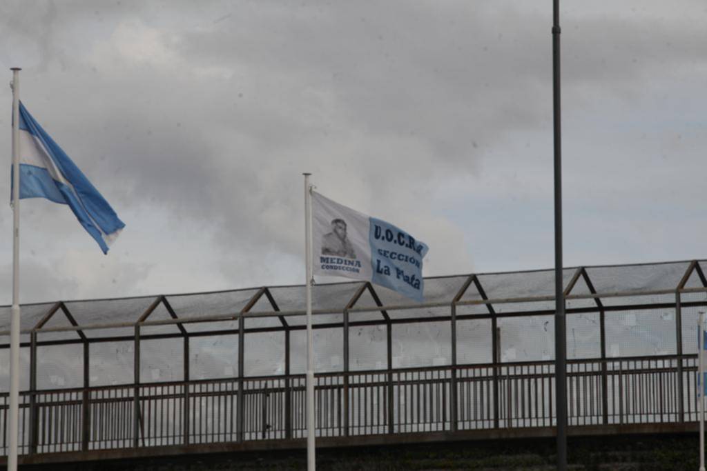 Banderas de la Uocra en la autopista