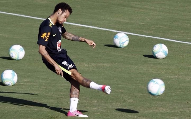 VIDEO-Gol "imposible" de Neymar en un entrenamiento