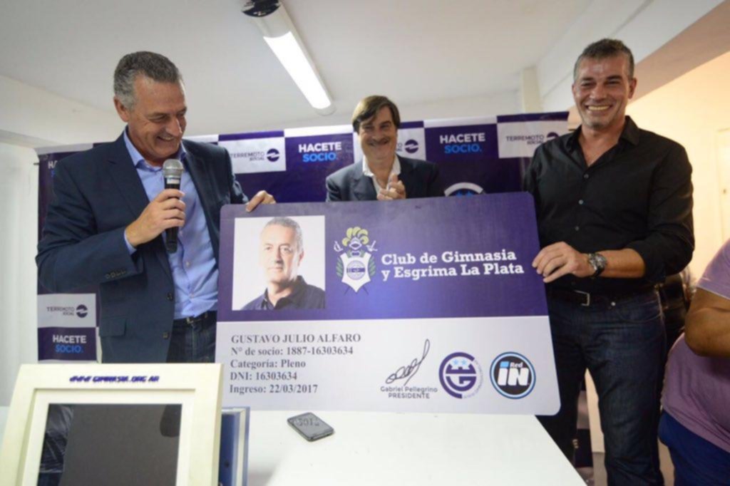 Alfaro cumplió y se hizo socio de Gimnasia