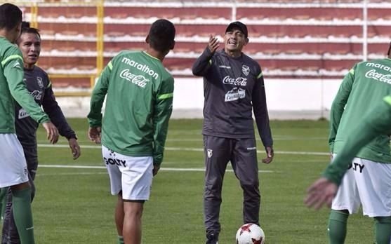 En Bolivia le dijeron a Bauza que "Al fútbol se juega sin excusas"
