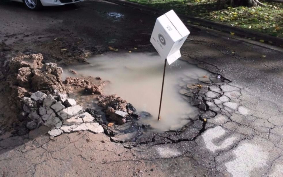 Por los baches y una pérdida de agua dejaron de pasar los micros en 140, 46 y 47
