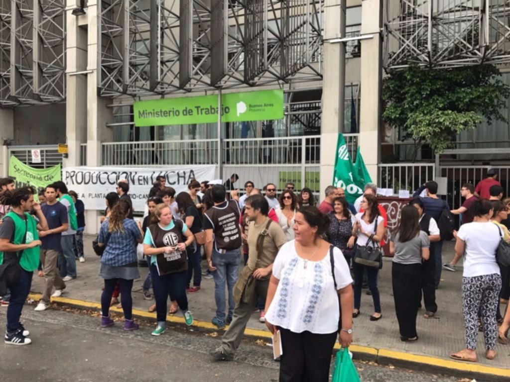 Protesta en 7 y 39:  exigen designación de un titular para el Ministerio de Producción