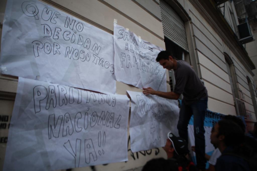 Los universitarios hacen una huelga de 48 horas: abrazo simbólico a la Escuela Anexa