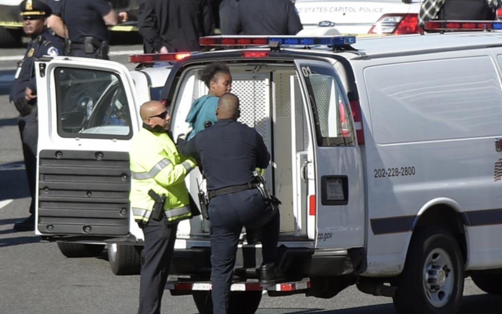 Tiros y una mujer detenida por un confuso incidente cerca del Capitolio