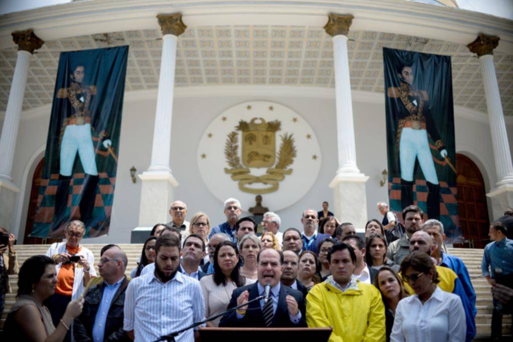 Fuerte reacción de la oposición, que convoca a movilizaciones