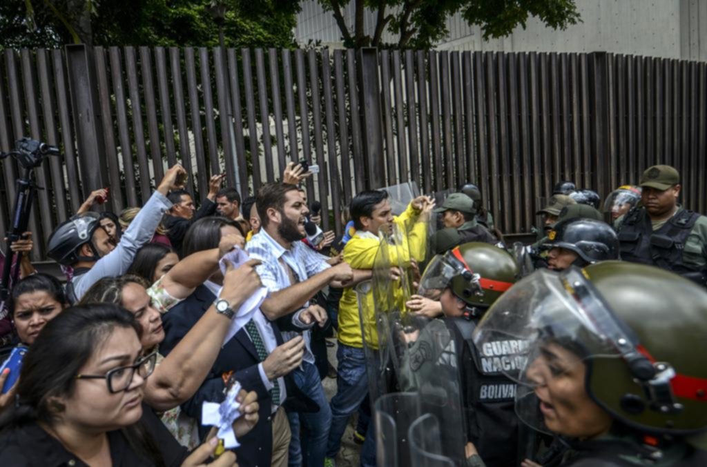 Disuelven el Parlamento y acusan a Maduro de dar un autogolpe