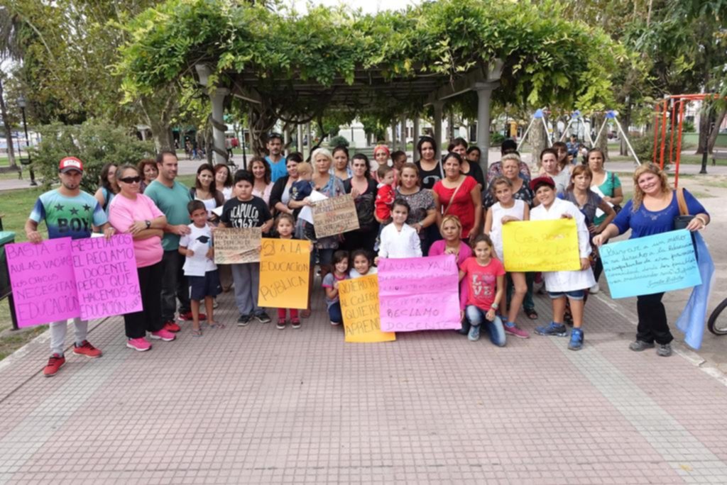 En Ensenada, padres salen a la calle para exigir que haya clases