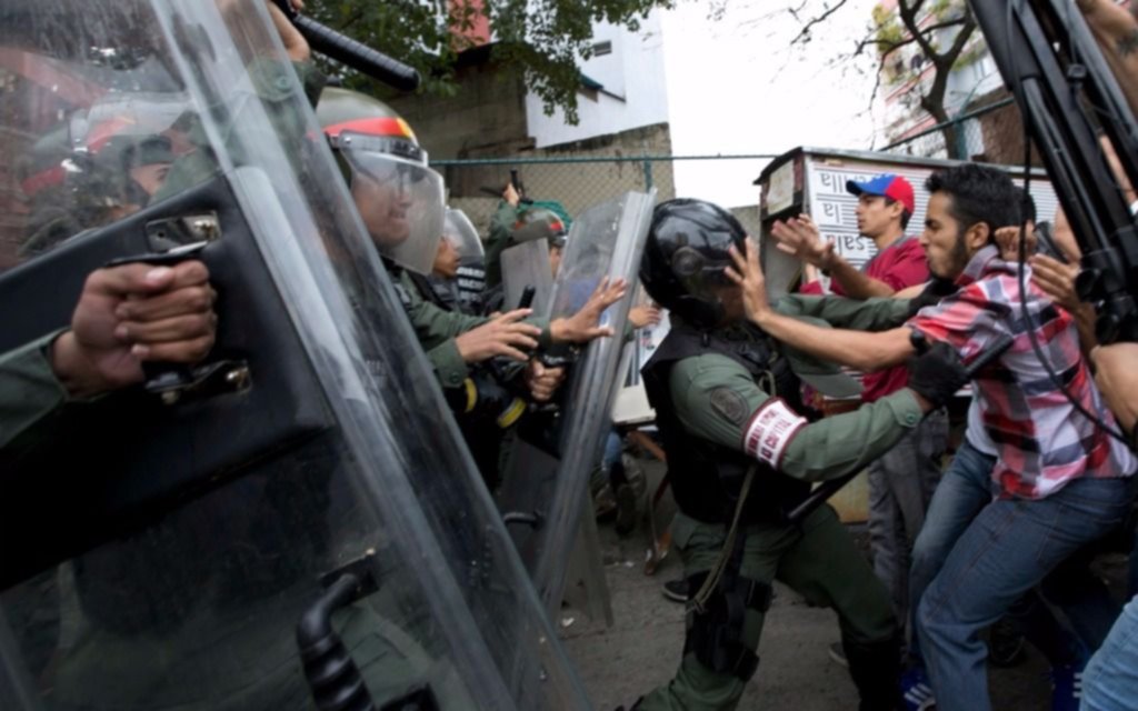 Gobierno venezolano sostiene que no hubo golpe y culpó a la “derecha intolerante”