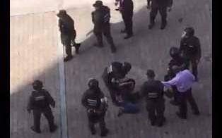 Imágenes: brutal agresión de policía militarizada de Venezuela a periodista    