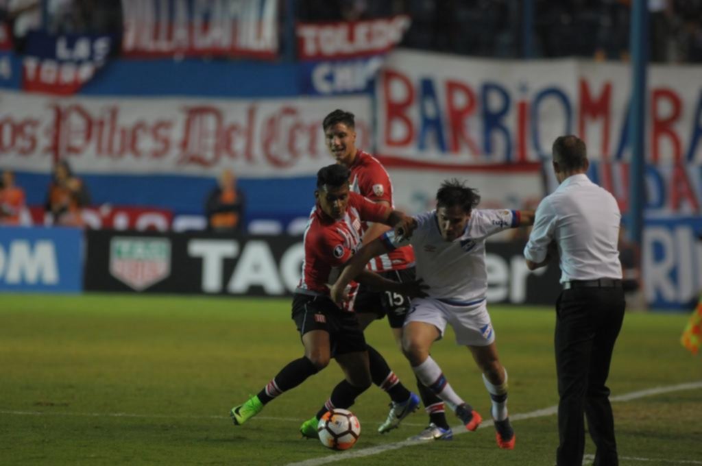 Estudiantes se volvió con un empate como punto de partida