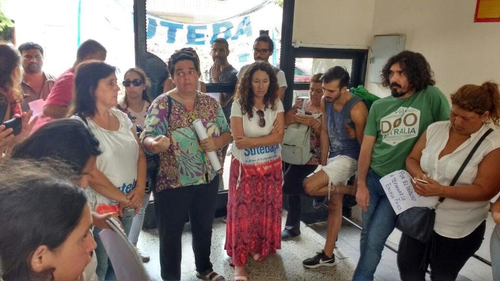 Reclamo de maestros por el futuro del Plan Fines