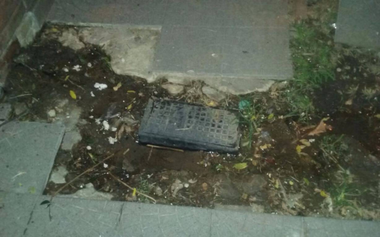 Reclamo por una pérdida de agua y  una vereda destrozada en 9, 72 y 73