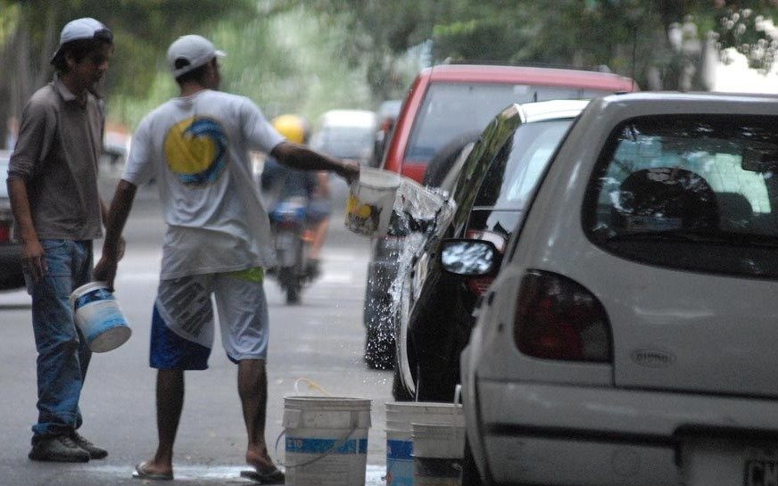 Le dejó el auto y las llaves a un "trapito" para que se lo lave, y se lo robó
