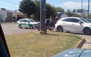 Dos personas heridas al chocar un auto y una moto en 13 y 530