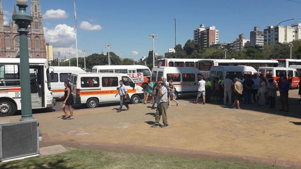 Marcha de transportes escolares para pedir controles en escuelas
