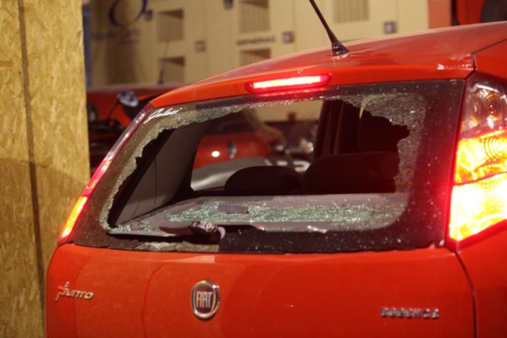 Destrozan los vidrios del auto de un hincha del León en el Gran Parque Central